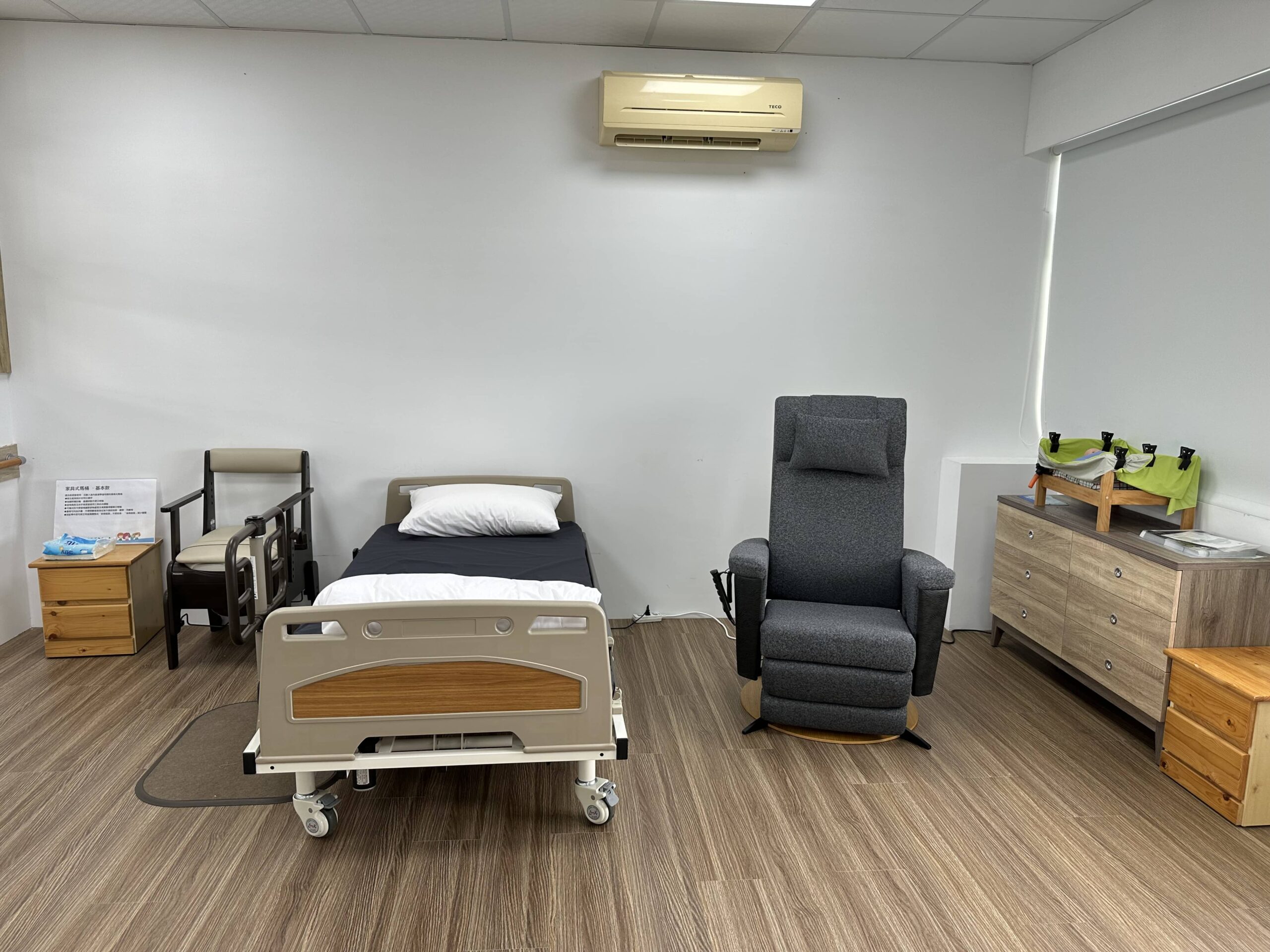 Older adult relaxing comfortably in the PHLEXI Chair 4A electric power lift chair